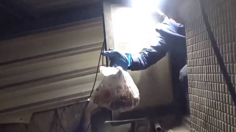 陈嫌将妈祖珠宝用塑胶袋装后藏在楼梯间气密窗后方。（警方提供）