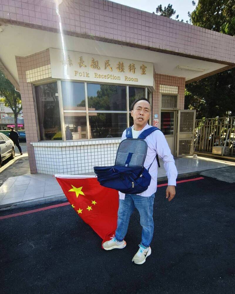 中國男扛五星旗闖金門縣府灑「統一台灣」傳單 警方帶回偵訊