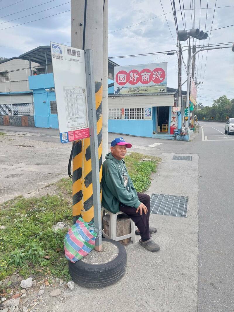 饒慶鈴執政7年老人家仍自備板凳等公車 議員批未落實行的正義