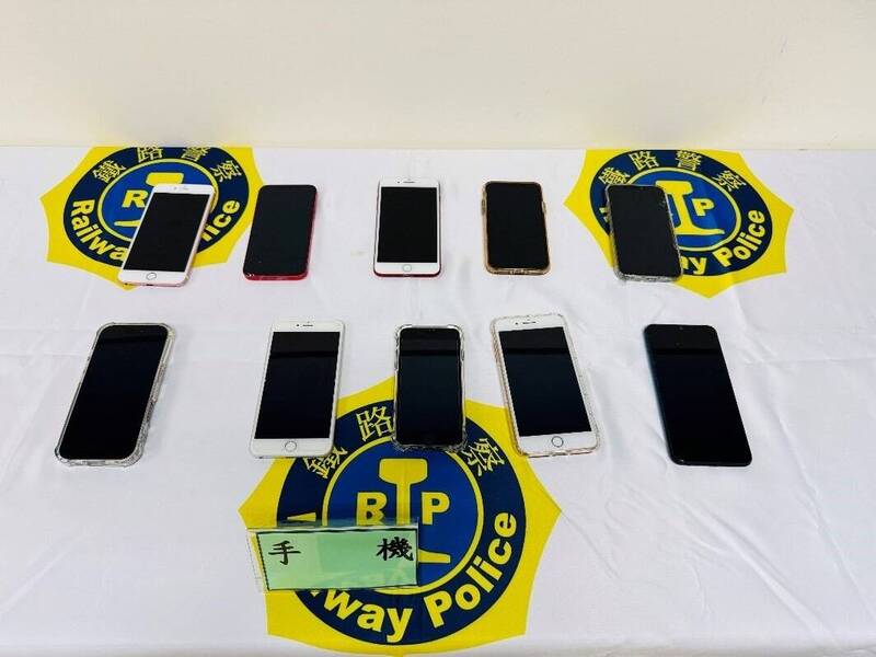 警方查扣犯嫌手机。（记者王冠仁翻摄）