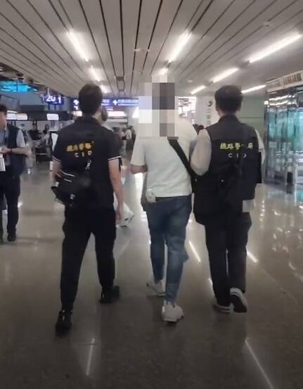 警方在桃园机场逮捕张嫌。（记者王冠仁翻摄）