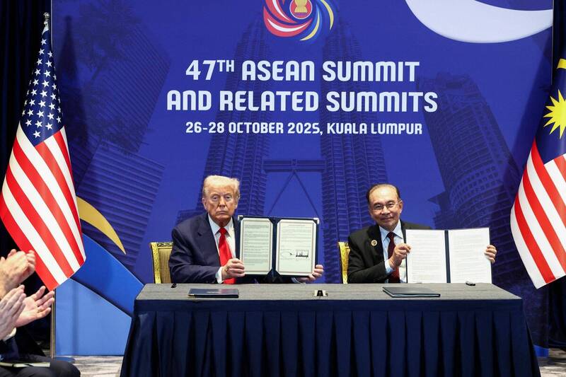 美国总统川普政府近日在与马来西亚和柬埔寨签署的贸易协议中，加入了「毒丸条款」（poison pills）。图右为马来西亚总理安华。（路透）