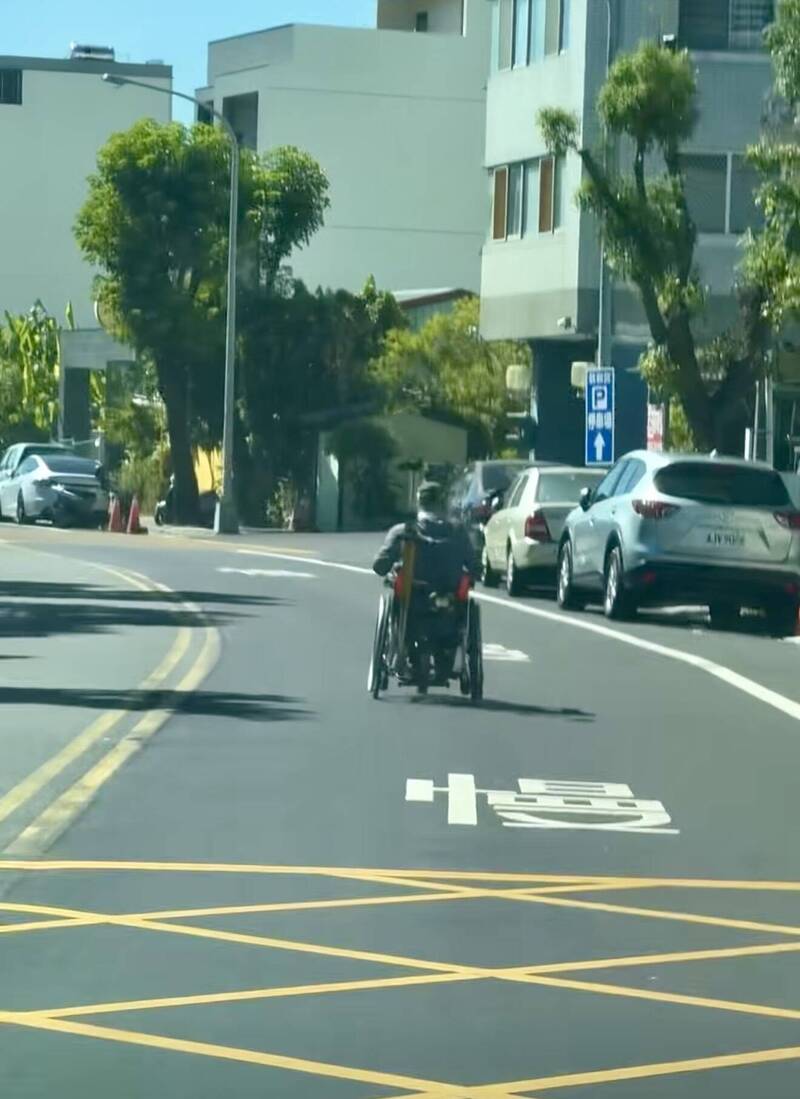南投驚見電動輪椅男街頭狂飆 還上演「彎道超車」警方要開罰了