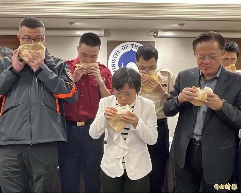 豬肉解禁！ 劉世芳率替代役大啖「刈包」 籲民眾多吃台灣豬