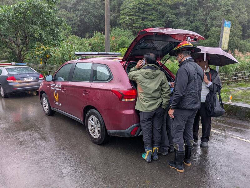 59岁卓姓男子与2名妇人今下午爬淡兰古道双溪区湾潭段时，遭虎头蜂攻击。新北市消防局第六救灾救护大队获报驰援，还好卓男等3人遭螫伤后，意识清楚，送医救治暂无生命危险。（记者林嘉东翻摄）