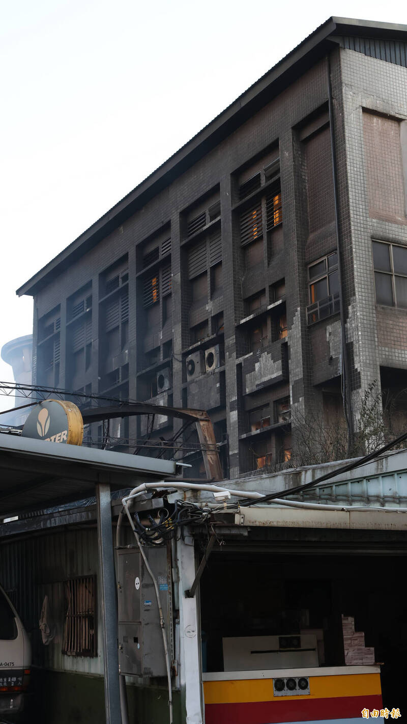 新北樹林鐵皮屋大火餘煙不斷 柑園國小學生明停課、期中考順延