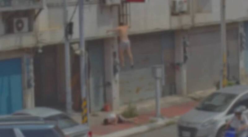 陈男（脱衣者）与吴男（地上）为逃避警方追缉，从2楼跃下，双脚骨折。（民众提供）