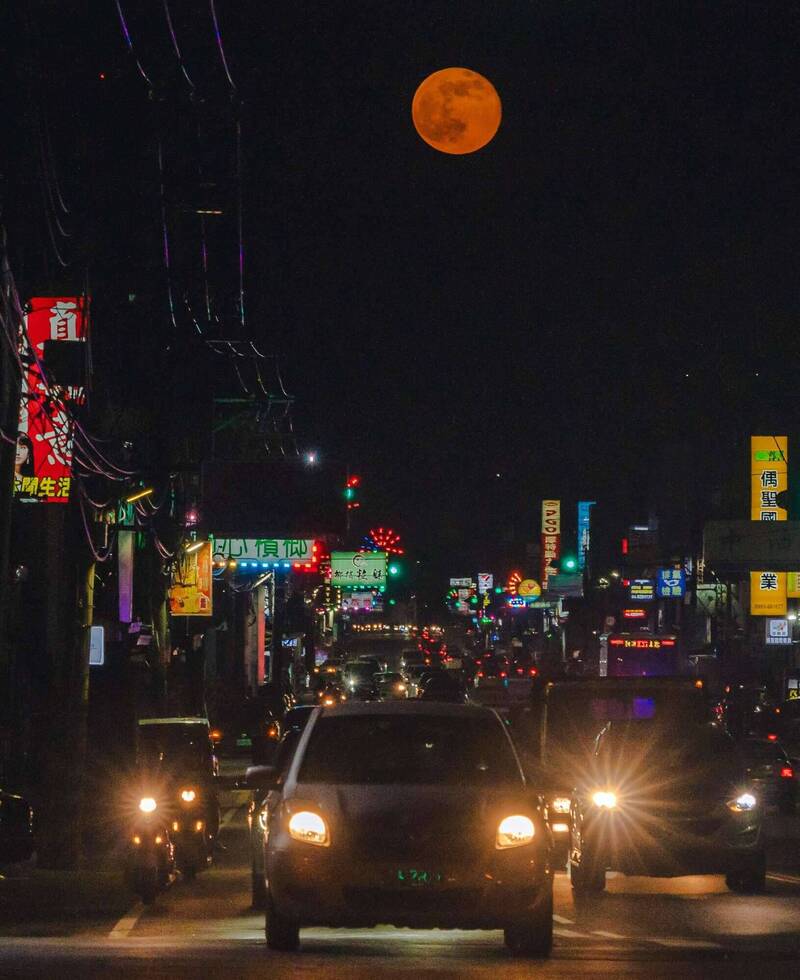 「超級月亮」美呆了!罕見「紅月」高掛天際