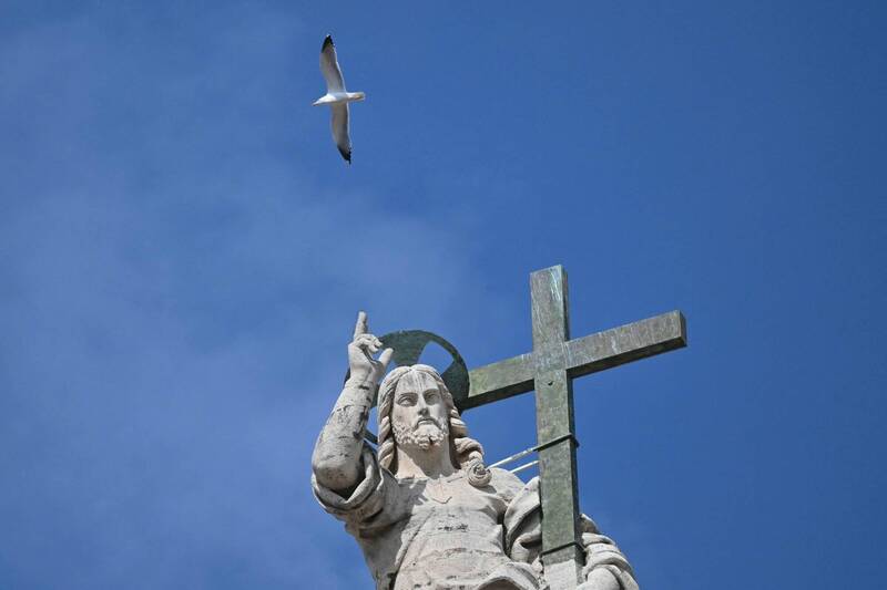 梵蒂冈4日向全球14亿天主教信众明确表示，圣母玛利亚并非「共同救赎者」，耶稣基督是独自拯救世界。图为梵蒂冈圣彼得广场基督像。（法新社）