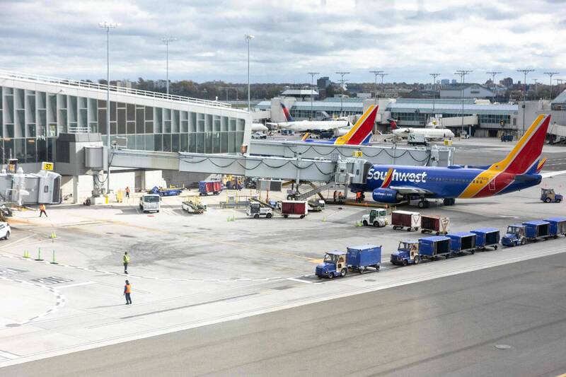 美国运输部长达菲日傍晚宣布，自7日开始，他将会针对美国40个主要机场削减10％航班。图为纽约市拉瓜地亚机场。（法新社）