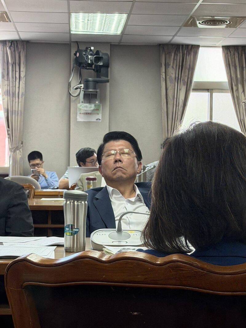 修仙中？ 謝龍介審反年改案「閉目養神」照曝光 周軒一句話酸爆