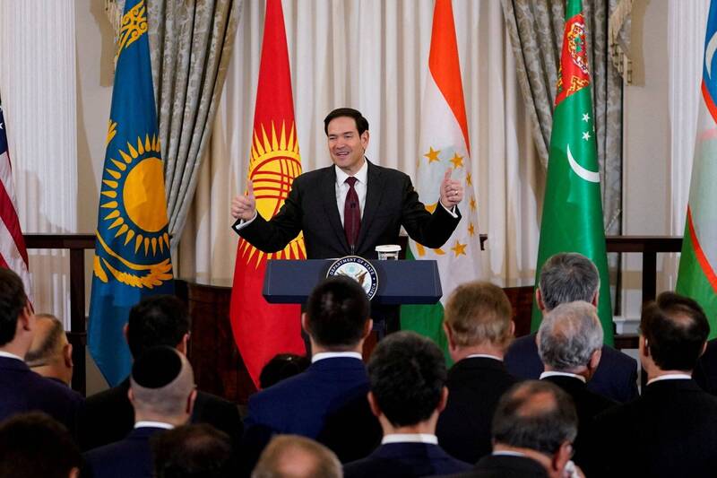 鲁比欧在华府国务院酒会上，向中亚五国外长宣布，将于明年前往中亚访问。（路透社）