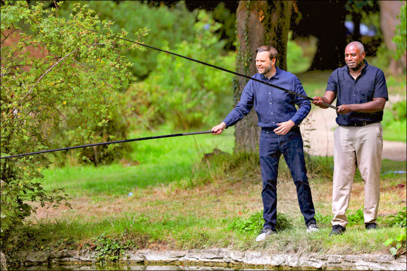 中英對照讀新聞》Britain’s foreign minister was fined for going fishing with JD Vance 英國外相因與美國副總統范斯一起釣魚而被罰款