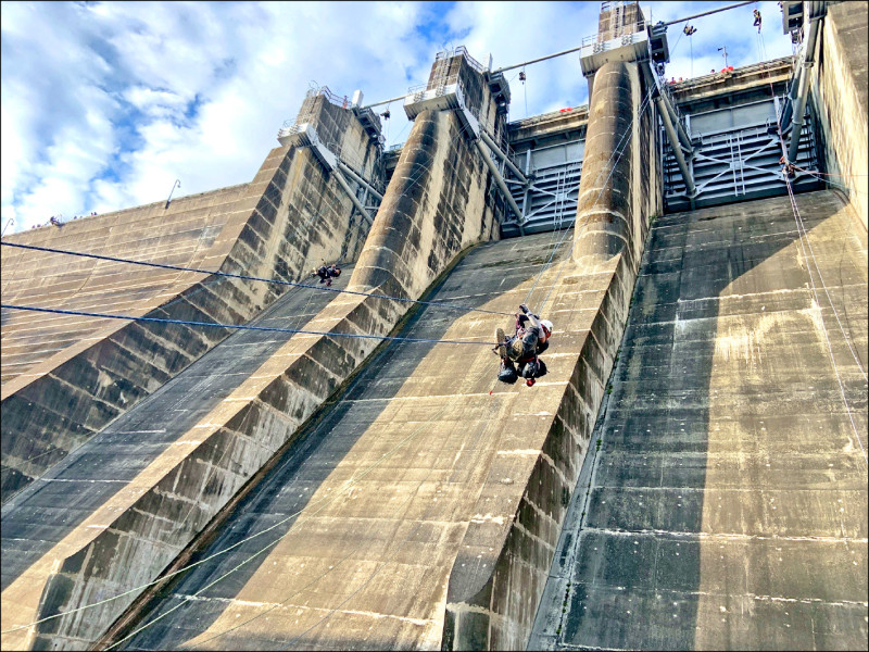 國際繩索救助邀請賽，以明潭發電廠場景考驗最艱鉅。（高市府提供）