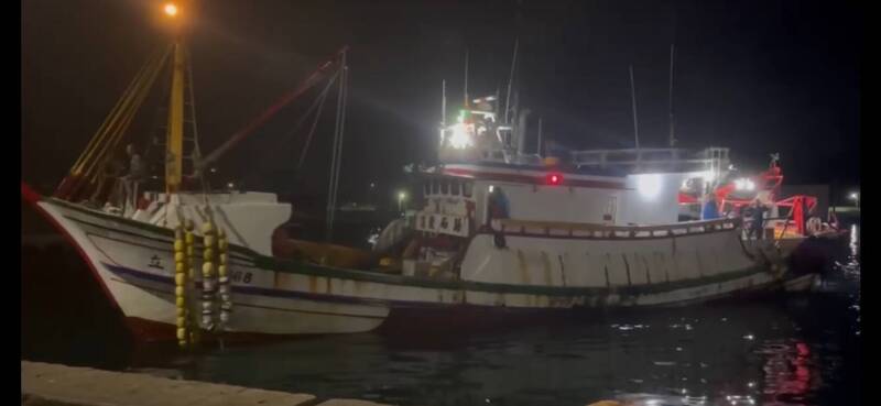 基隆漁船翻覆3人失聯 獲救3漁工還原現場：船長回船艙拿東西就沉了