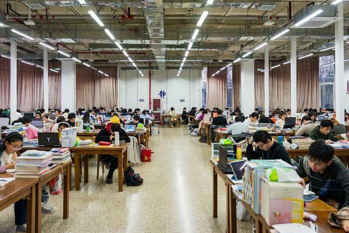 香港媒体指出，中国就业情势严峻，大学「高中化」趋势加剧，不仅严重阻碍大学生自主意识的培养，更使其难以锤炼出独立健全的人格特质。（取自北京交通大学新闻网）