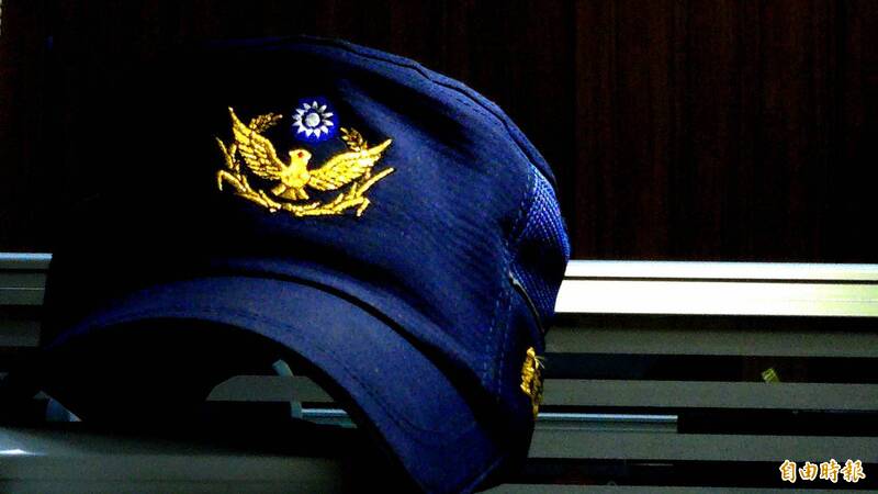 台南交通分队小队长疑长期窜改车祸资料、查询大量个资作不明用途，7名队员中5人具名检举。警方调查确认异常，记过调职并移送南检侦办。（记者王捷摄）