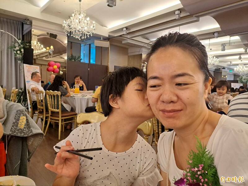 從一粒米飯開始餵食!陳立群呵護早產唐寶寶 獲模範身障家屬表揚