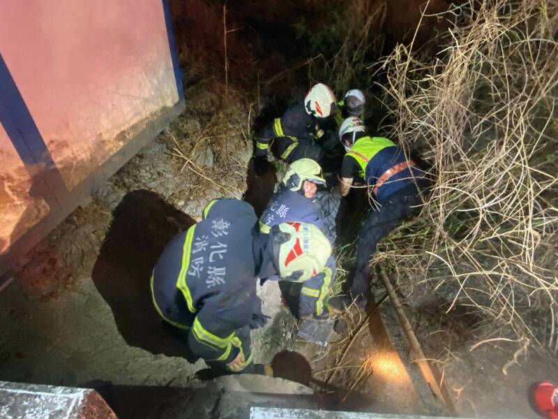 男子半夜骑机车自撞喷飞路旁草丛，消防员抢救。（图由消防局提供）