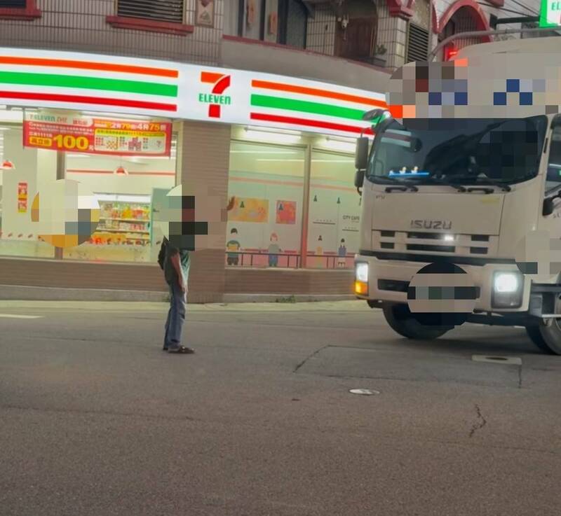 竹南鬧區男子突在路上「擋車」 路人目睹被嚇到