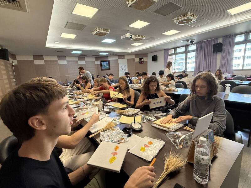 捷克GJP師生訪姊妹校中科實中 體驗文化、觀摩立院議事運作