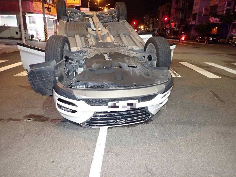 女子夜間駕車恍神撞中央分隔島翻覆 與乘客皆輕傷自行脫困