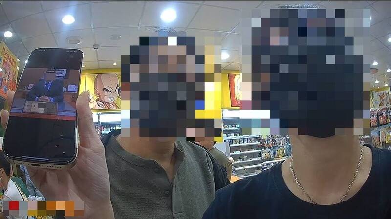 警方赶抵超商时，黄女正在与诓称检察长的骗徒视讯。（民众提供）