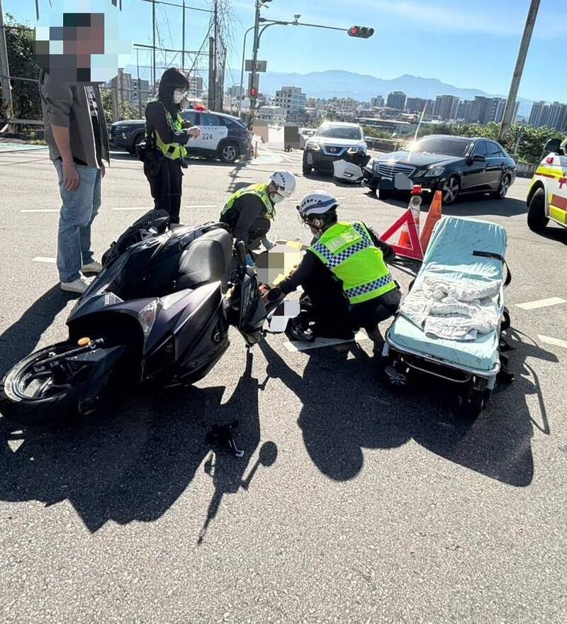 休旅车过弯与机车碰撞，机车骑士惨摔骨折。（民众提供）