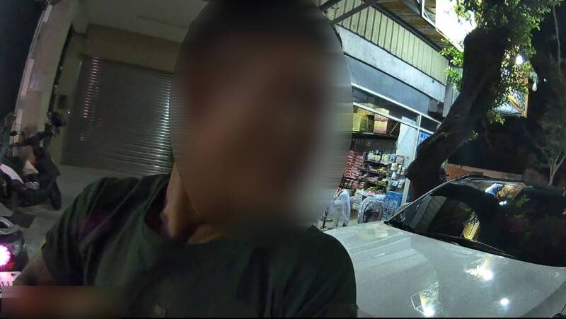 警民联手包抄，压制逮捕逃逸移工。（警方提供）