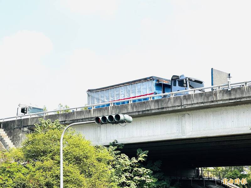 国道3号嘉义竹崎段南下事故全线封闭中。（记者蔡宗勋摄）