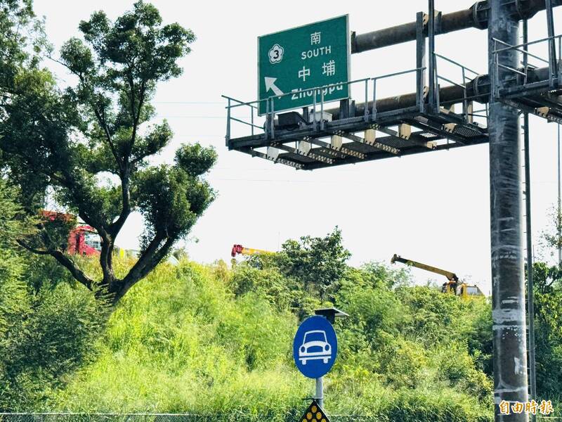 国道3号嘉义竹崎段南下事故救援中。（记者蔡宗勋摄）