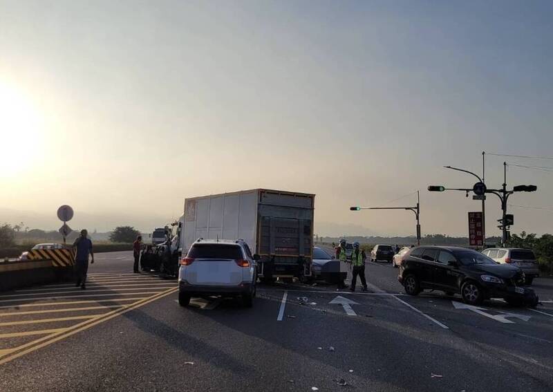 大货车驾驶因清晨阳光强烈反射导致视线模糊，追撞前方5部自小客车。 （警方提供）