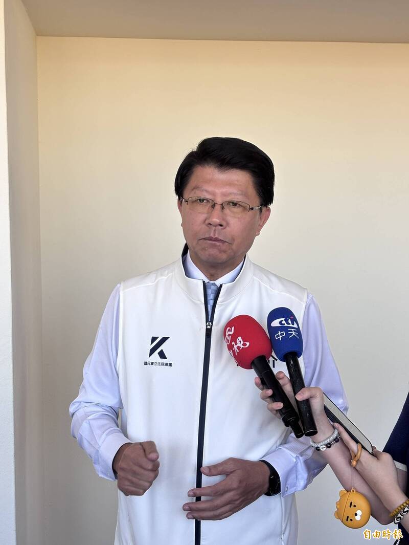 綠委助理曝他「閉目養神」照 謝龍介:小動作我概括承受