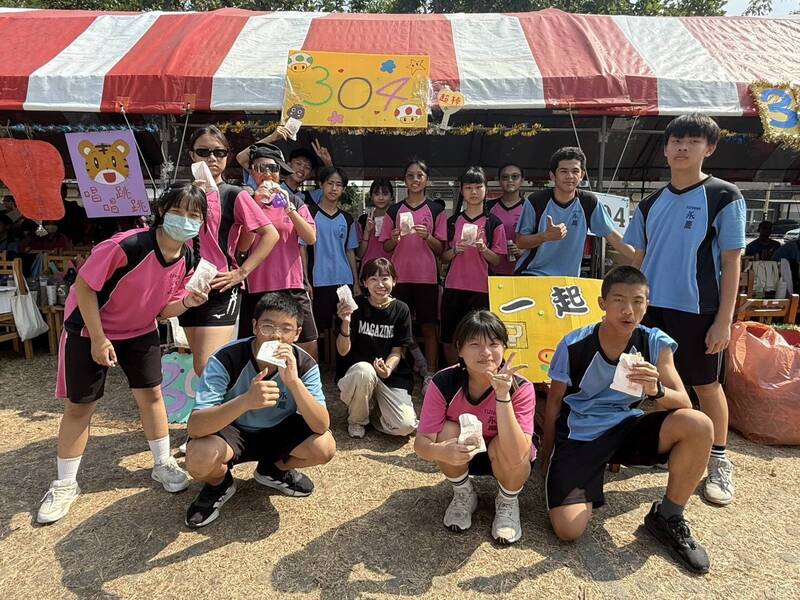 嘉縣永慶高中17週年校慶 行動雞蛋糕車慶生