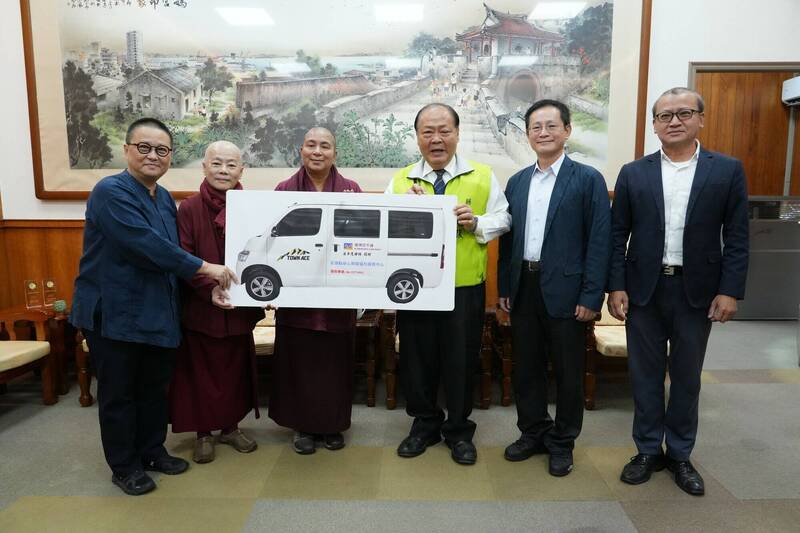 新北波卡度母林佛學會 跨海捐贈澎湖身心障交通服務車