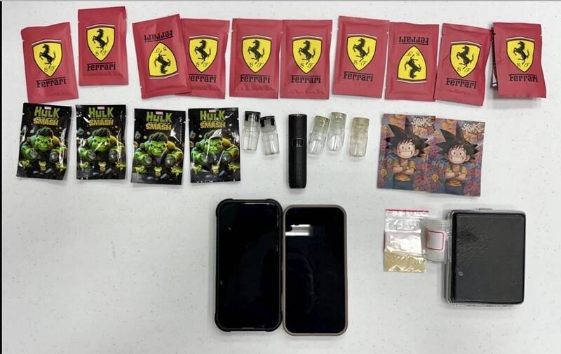 警方查获依托咪酯毒品等犯罪物证。（南市刑大提供）