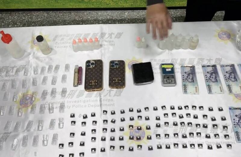 警方查获依托咪酯毒品等犯罪物证。（南市刑大提供）