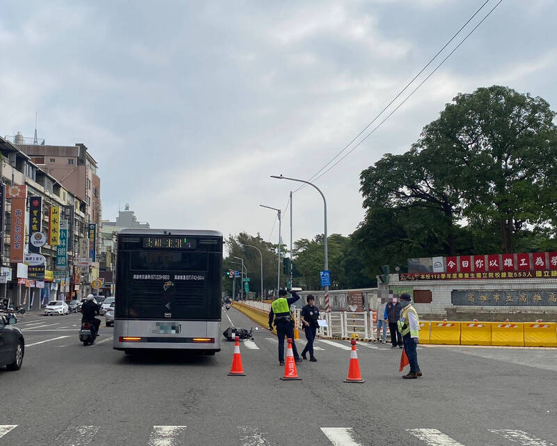 高雄女騎士疑閃避道路施工 機車左偏擦撞公車倒地好驚險