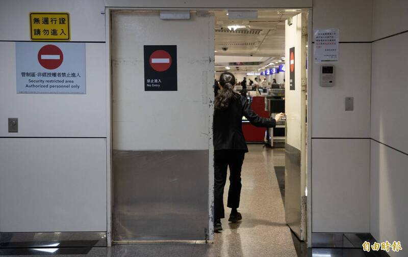 财政部关务署台北关黄姓巡缉课员3日返台班机上疑似揩油空服员，遭制止后仍要求空服员单独下机检查行李。示意图与新闻事件无关。（资料照）