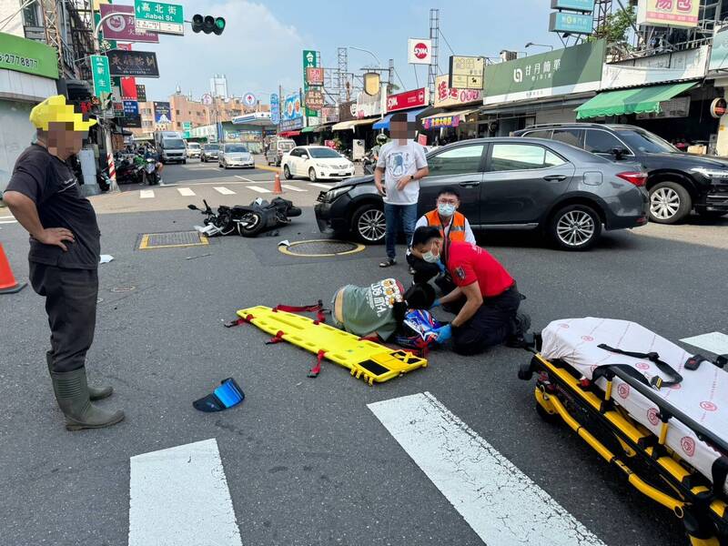 救护人员给受伤女子长背板固定等救护处置。（民众提供）