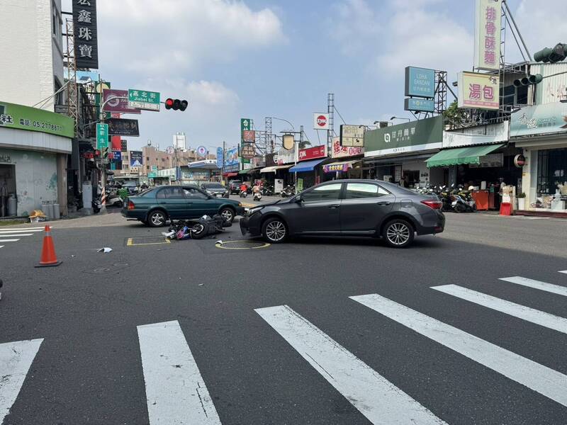 嘉义市新生路与嘉北街口今午发生汽、机车相撞事故。（民众提供）