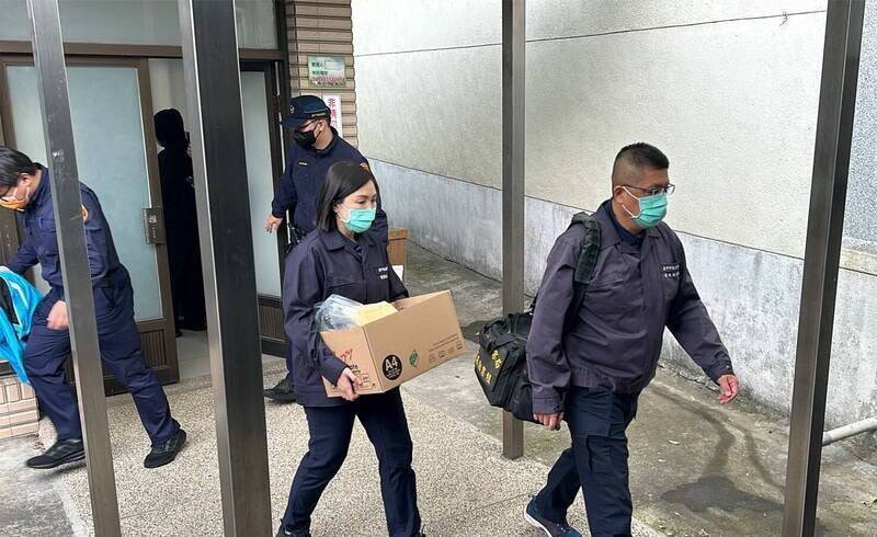 检方相验当天，警方携带一大箱证物配合勘验。（资料照）