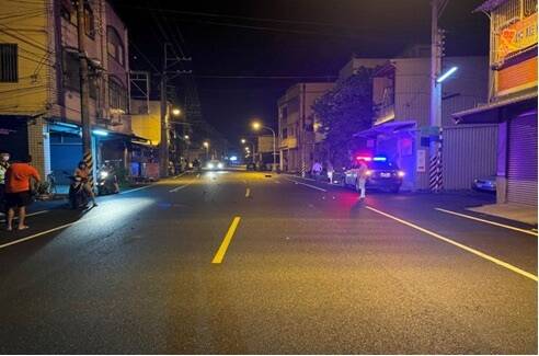 肇事现场民众外出查看。（民众提供）