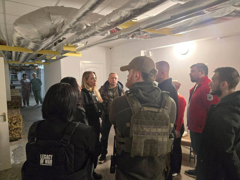 安潔莉娜裘莉走訪烏克蘭戰場前線 讚揚民眾不屈精神