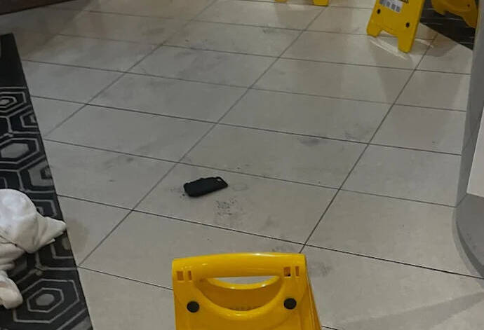 又是行動電源惹禍!墨爾本機場1男子口袋起火 燒傷腿和手指