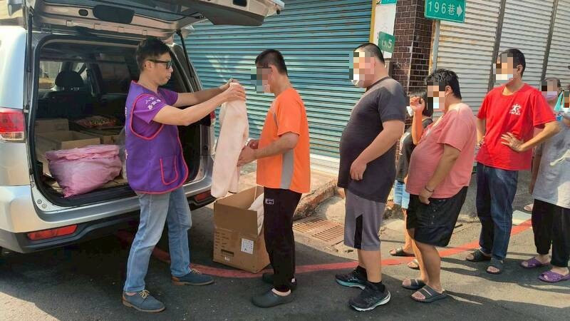 立冬送暖 人安台南平安站啟動「及時取暖站」送物資助街友