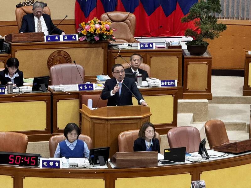 新北校園人力告急 侯友宜：庶務委外補助明年調高到每員額50.2萬