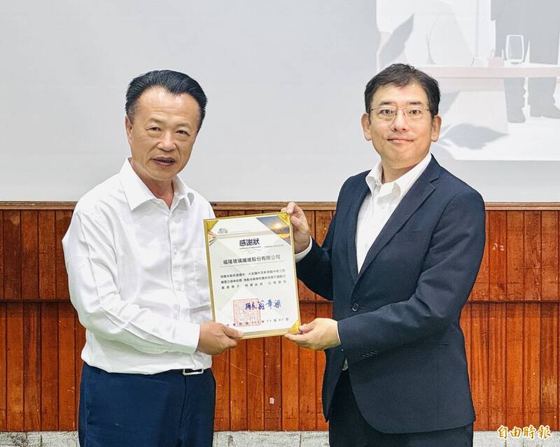 頭橋產業園區12企業捐3部廂型車 嘉縣民雄等3國中運動團隊受惠