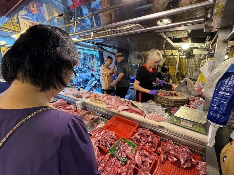 豬肉回來了！台中黃昏市場剁肉聲響起 婆婆媽媽搶購補貨