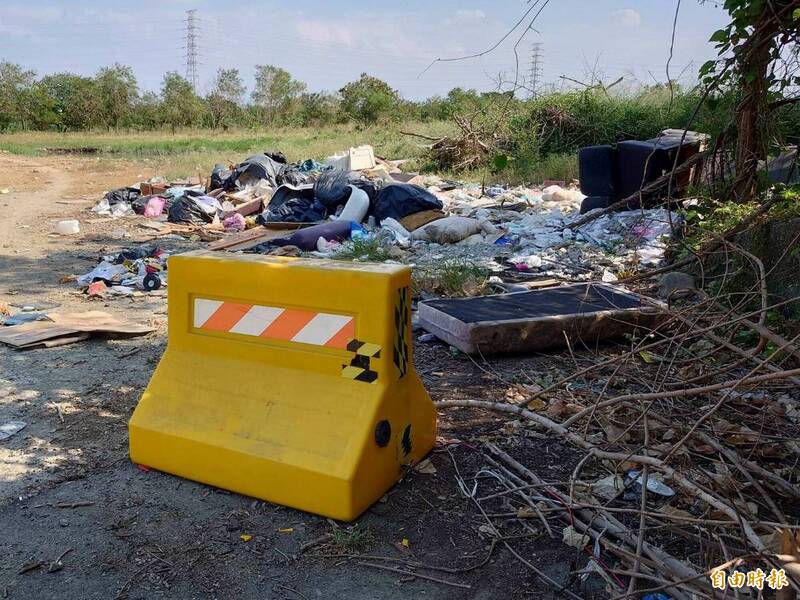 獨家》濫倒廢棄物全都錄！貓羅溪畔這神器出沒 民眾驚喊：完美偽裝
